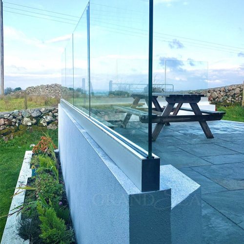 Modern Laminated Glass Railing Balcony Powder Coated Aluminium Stair Railing Balusters U Channel Glass Railing( 1 square meters price)